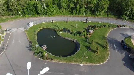 Außenanlage & Teich des Seniorenheims in Tschechien Außenanlage & Teich des Seniorenheims in Tschechien
