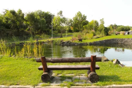 Außenanlage & Teich des Seniorenheims in Tschechien Außenanlage & Teich des Seniorenheims in Tschechien