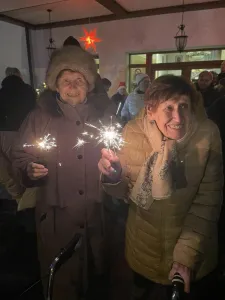 Einschalten der Lichter am Weihnachtsbaum Einschalten der Lichter am Weihnachtsbaum