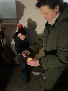 Einschalten der Lichter am Weihnachtsbaum Einschalten der Lichter am Weihnachtsbaum