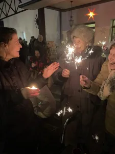 Einschalten der Lichter am Weihnachtsbaum Einschalten der Lichter am Weihnachtsbaum