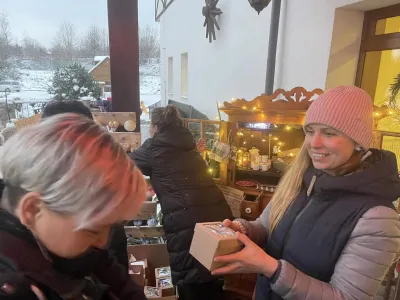 Einschalten der Lichter am Weihnachtsbaum Einschalten der Lichter am Weihnachtsbaum