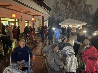 Einschalten der Lichter am Weihnachtsbaum Einschalten der Lichter am Weihnachtsbaum