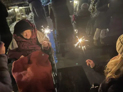 Einschalten der Lichter am Weihnachtsbaum Einschalten der Lichter am Weihnachtsbaum